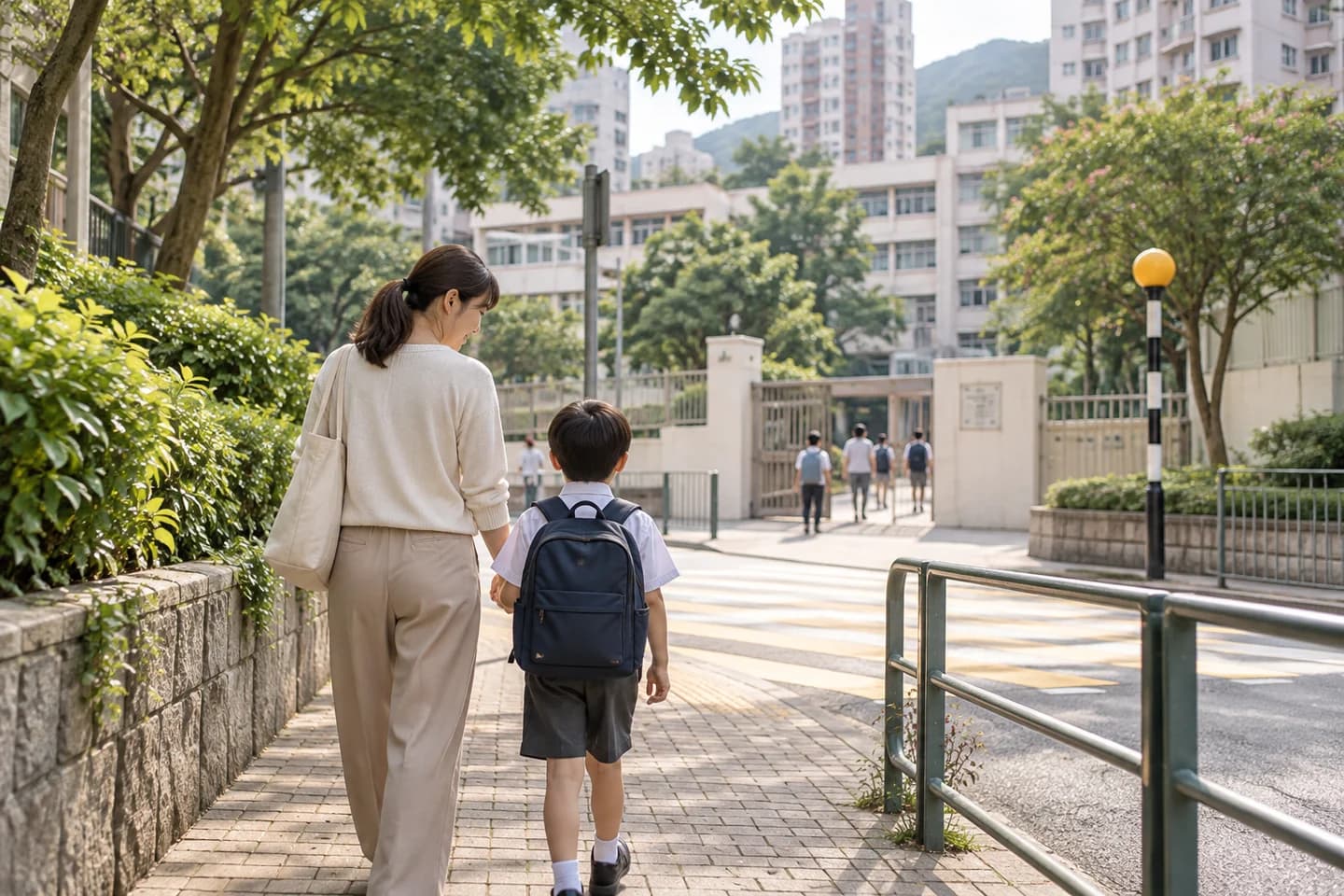 家長陪小朋友步行前往學校